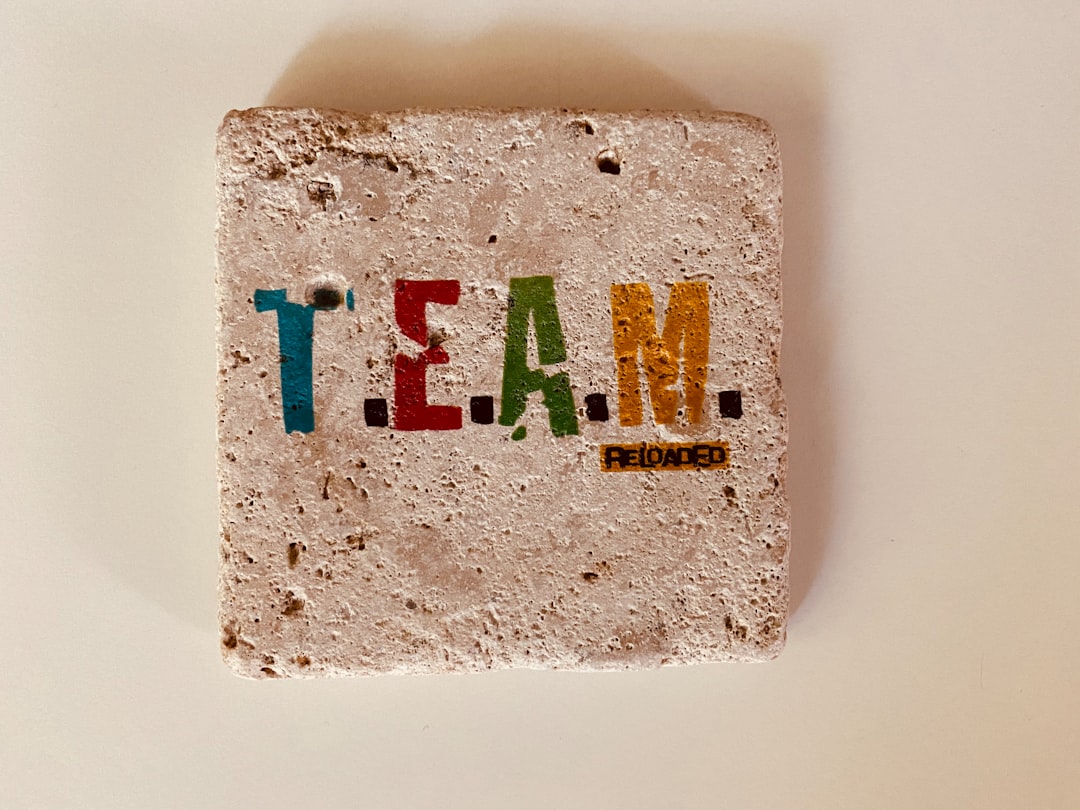 A leader inspiring their team in a collaborative office environment, demonstrating the power of referent leadership.